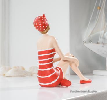 Sonnenbadende 50er Jahre Badefigur Konstanze in rot-weißem Strandoutfit (18cm)